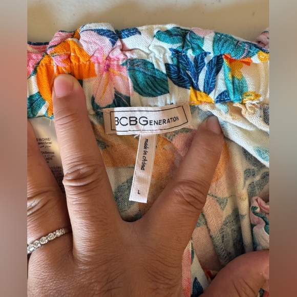 Slightly used BCBGeneration floral shorts - Picture 3 of 3